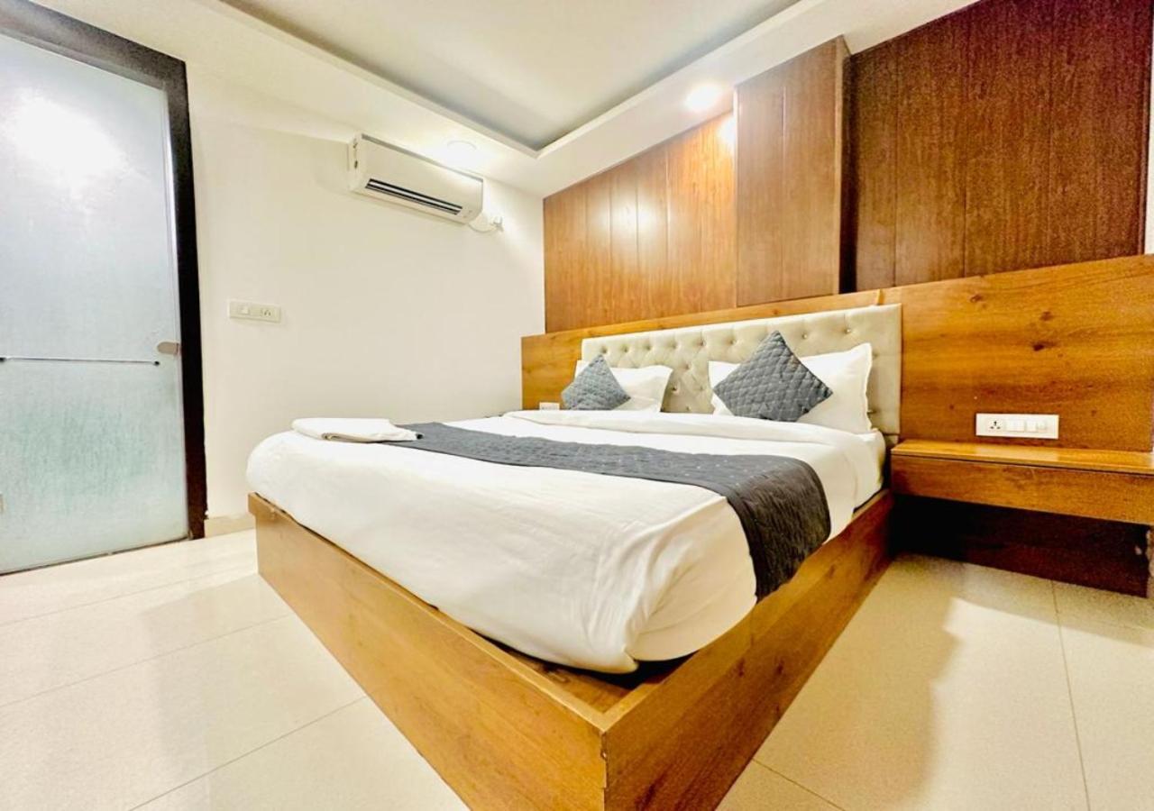Hotel Glace Airport Near Igi Airport 3*