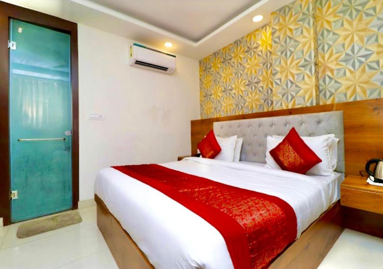 Hotel Glace Airport Near Igi Airport 3*
