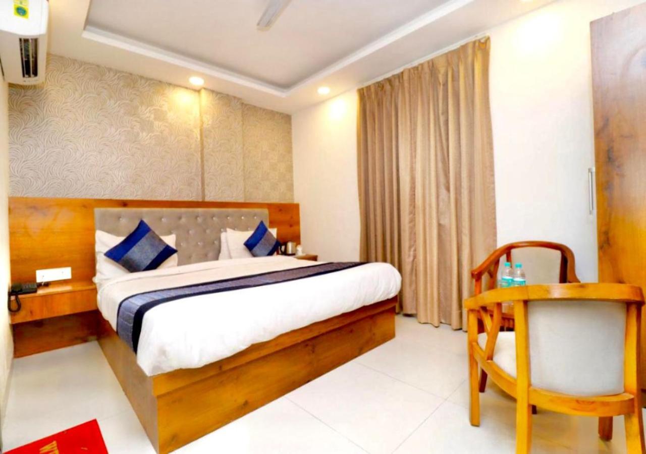 Hotel Glace Airport Near Igi Airport 3*